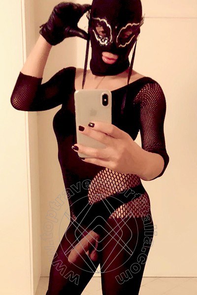 Foto selfie hot 26 di Samantha Dumont travescort Riccione